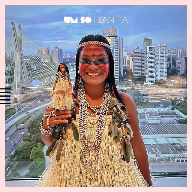 Imagem de Santa Rita de Cássia com uma cruz na mão, e acima dela um anjo com uma coroa de flores