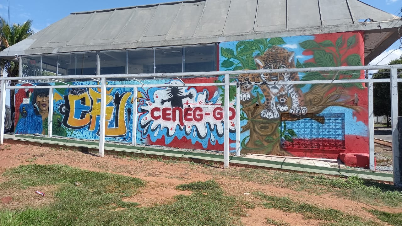 Ícone do signo de Capricórnio em tom bege, representando um símbolo abstrato com traços curvados e pontilhados, além de detalhes de estrelas sobre um fundo claro