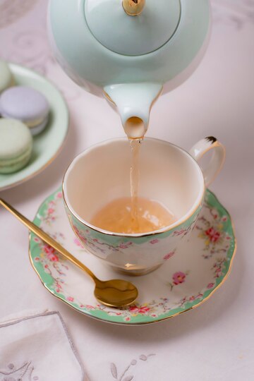 Mulher em consulta com o otorrinolaringologista 