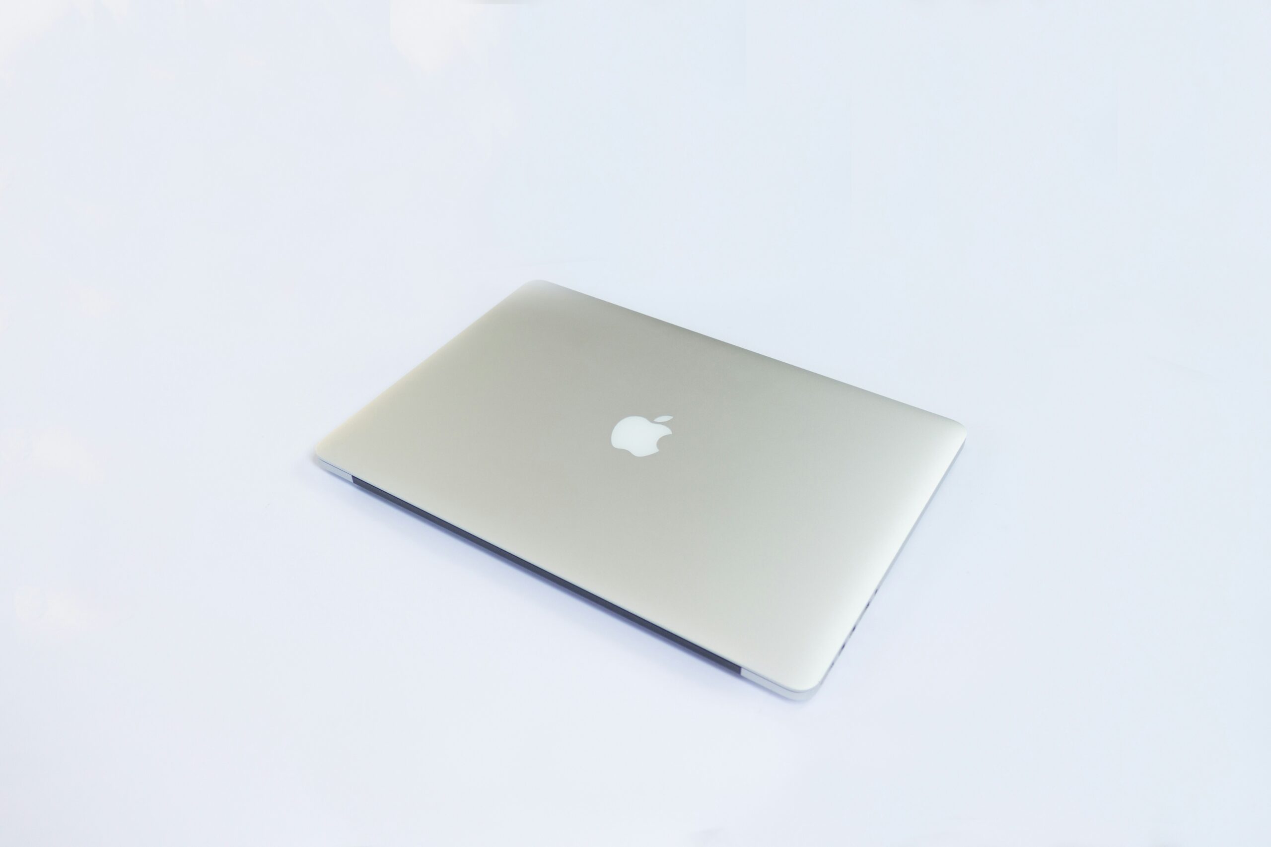 Mulher sorrindo, fazendo selfie com um prato com ovo e vegetais