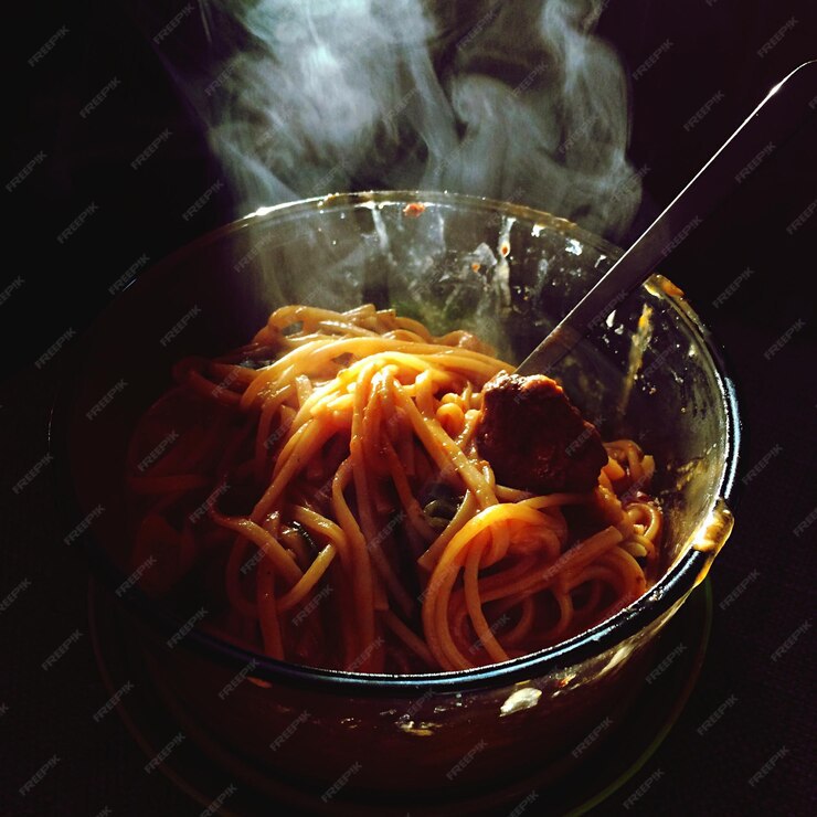 Ave dentro de uma gaiola com briquedos 