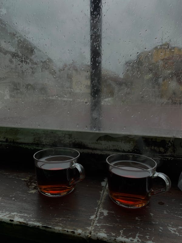 Homem e mulher brindando com duas taças de vinho