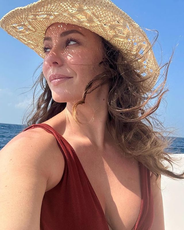 Musse de manga servido em taças de vidro, com manga picada por cima em cima de mesa de madeira