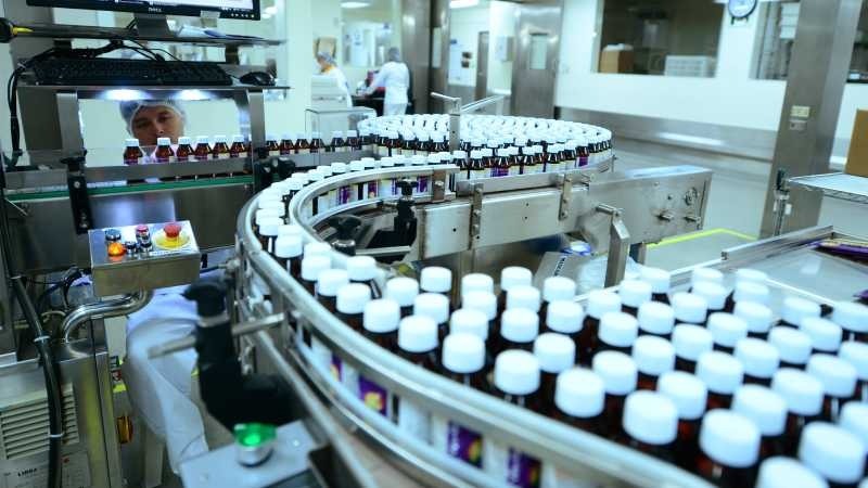 Mulheres deitadas em colchonetes fazendo exercício de respiração 