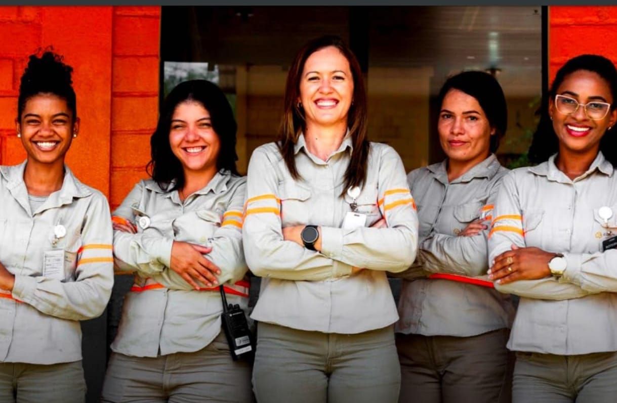 Jovem com o cabelo em coque alto preparada para o Carnaval