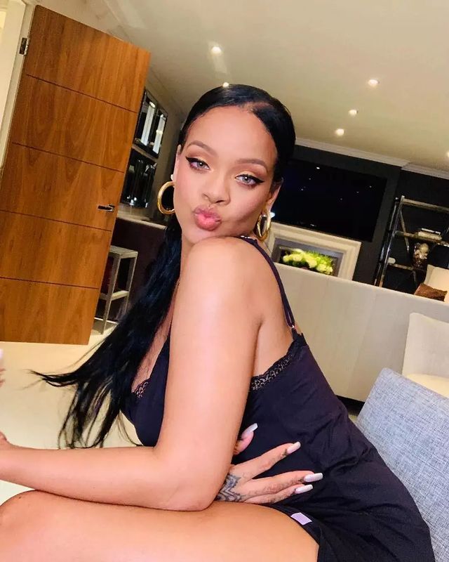 Elefantes-africanos dentro de um lago