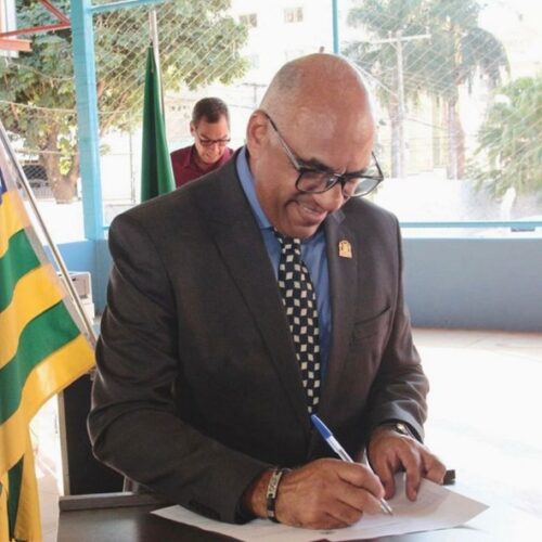 Rogério Cruz assina decreto para convocação de professores aprovados em concurso da SME. Foto: SME