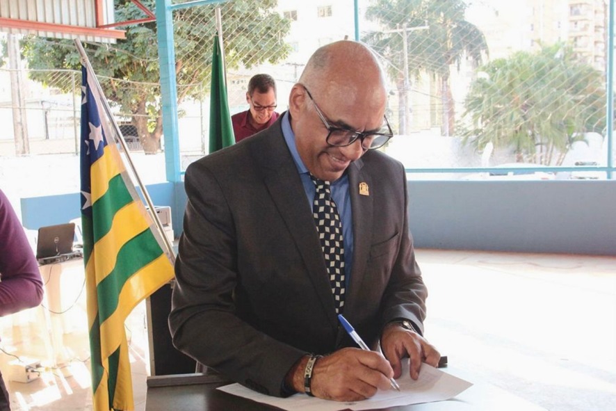 Ilustração do símbolo de Virgem, representado por uma figura feminina com longos cabelos ruivos, sentada dentro de um círculo decorativo em um fundo azul-claro