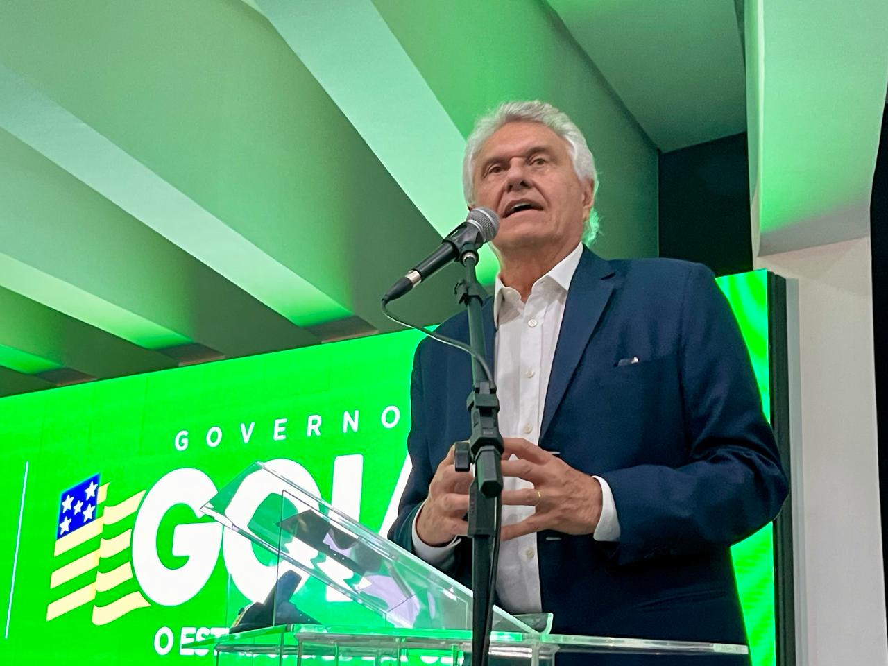 Ilustração do símbolo de Libra, representado por uma balança vermelha equilibrando um sol e uma lua, sobre um fundo escuro