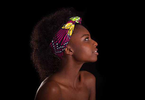 Tigela azul e branca com frango desfiado misturado com cenoura e pepino em tiras finas