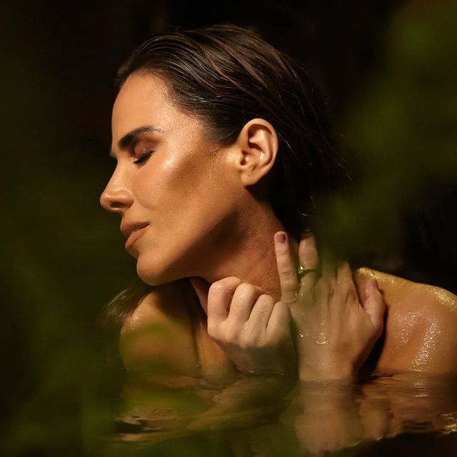 Jovem comendo marmita na faculdade