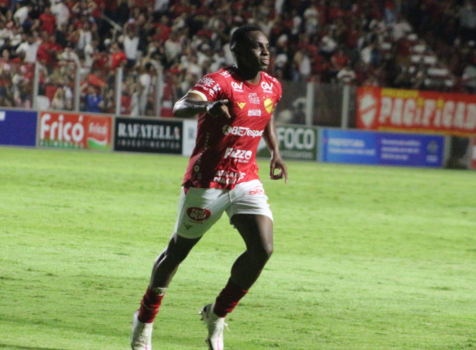 Ilustração da sombra de uma pessoa em frente a uma porta iluminada com uma luz dourada 