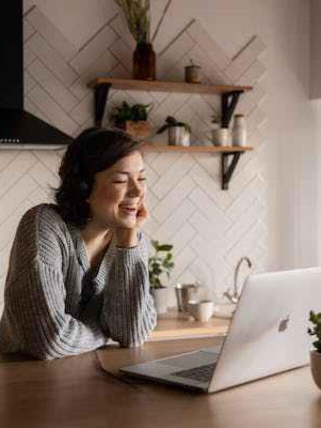Ilustração do símbolo de Escorpião, representado por um escorpião vermelho com cauda arqueada, dentro de um círculo decorativo em um fundo azul-claro