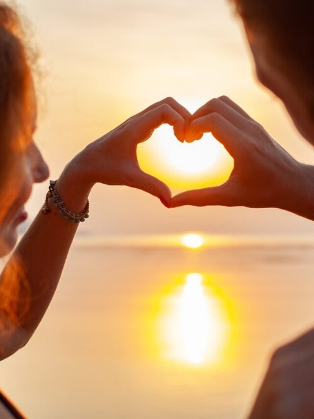 Pôster com o título da série e imagem de um homem, uma mulher e uma criança