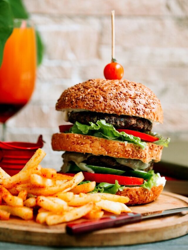 Ilustração do signo de escorpião em um círculo marrom sob um fundo azul-escuro