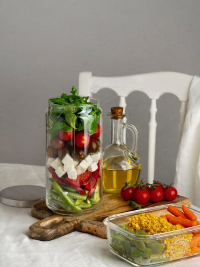 Mesa com flocos de aveia, macarrão e pães integrais 