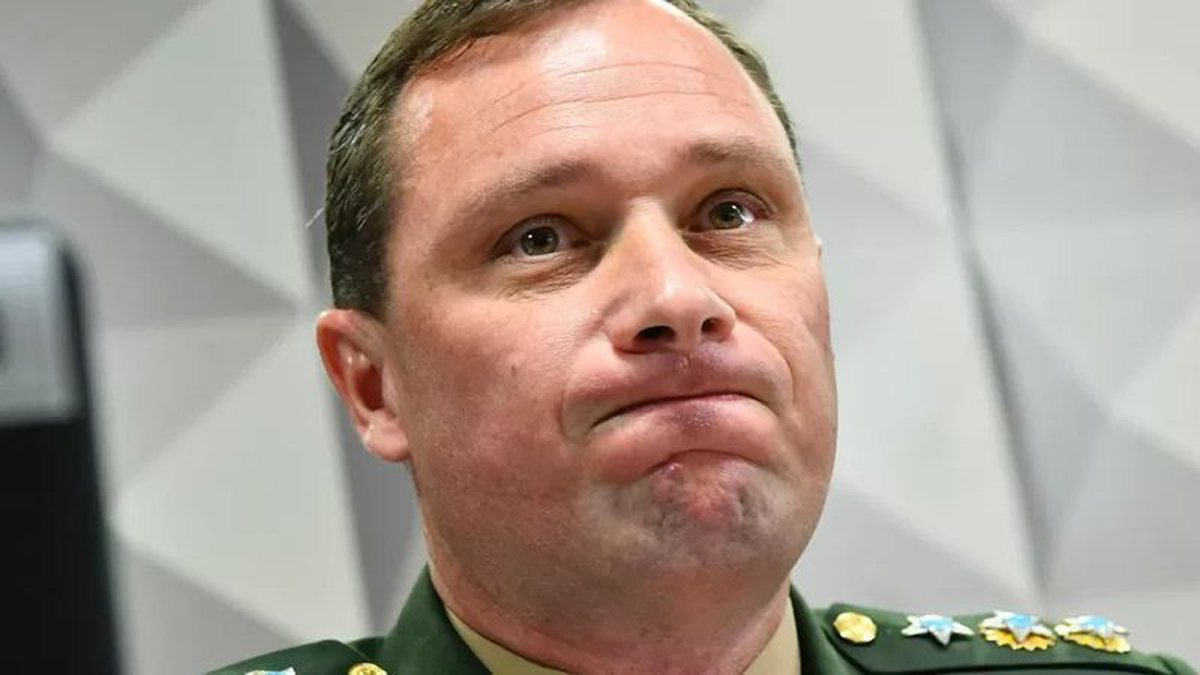 Capa do livro "Trançando o Amor", de Lorrane Fortunato, mostrando uma menina de cabelos cacheados segurando uma boneca no colo, envolvida em um fundo azul e verde