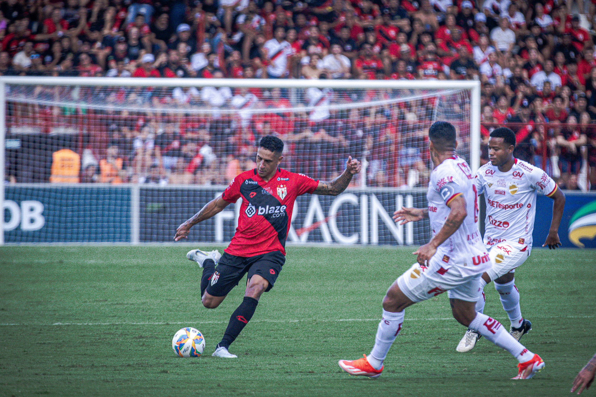 Capa do livro "Solução do peixe-boi", com um peixe-boi desenhado de forma estilizada, em cores vibrantes e fundo amarelo