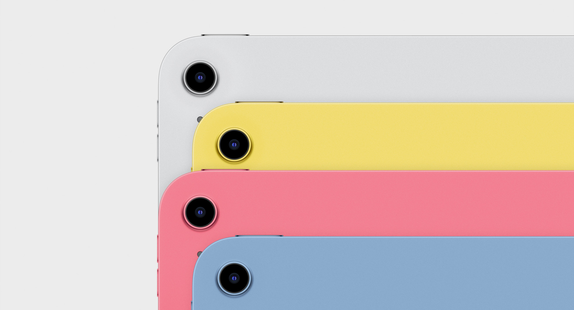 Sala de estar com móveis em cinza e mesa de madeira 