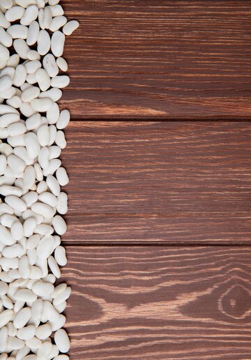 Ilustração do signo de Touro com a representação de um touro dourado, cercado por uma moldura decorativa em fundo escuro