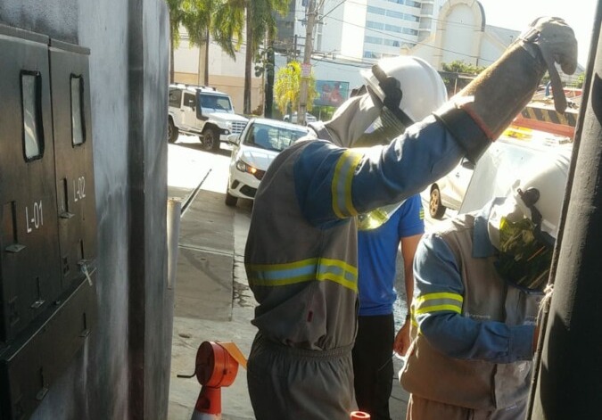 Símbolo do signo de Peixes com dois arcos voltados para fora unidos por uma linha, sobre fundo colorido em estilo aquarela