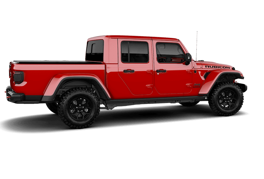 Pessoa despejando água em um copo de vidro com uma jarra 