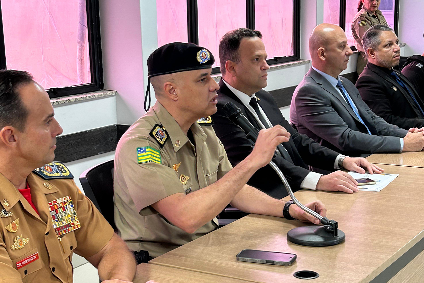 Imagem de uma mulher com tatuagens no rosto e o cabelo curto 