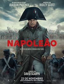 Cachorro deitado brincando com uma bolinha 