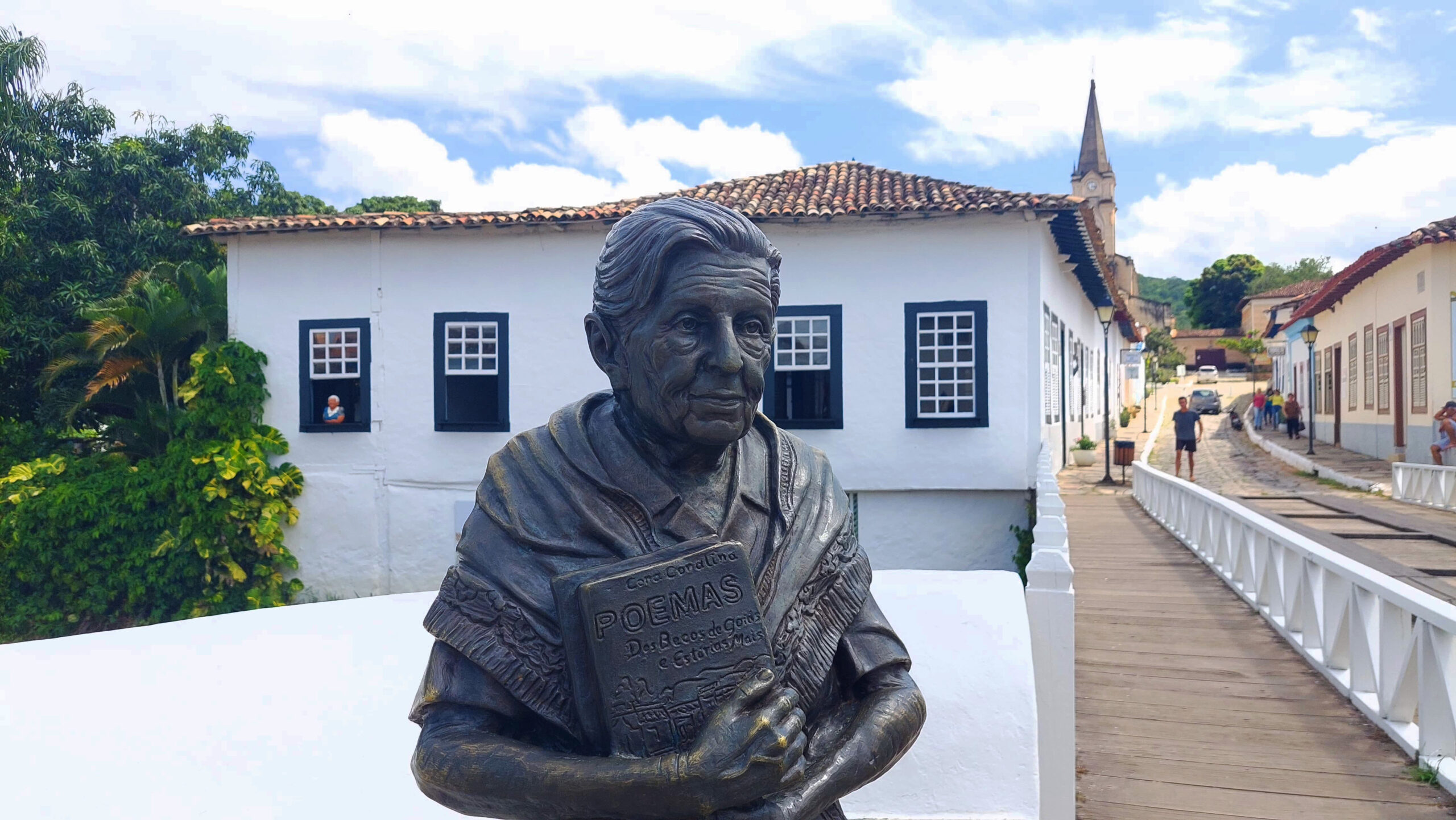 Ilustração do símbolo de Escorpião, apresentando um escorpião preto estilizado com um coração amarelo na cauda