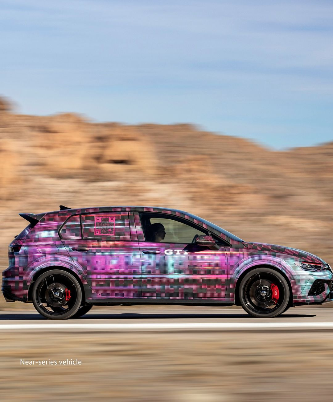 Recipiente branco com folhas de alface, tomate, cebola-roxa e cubos de frango 