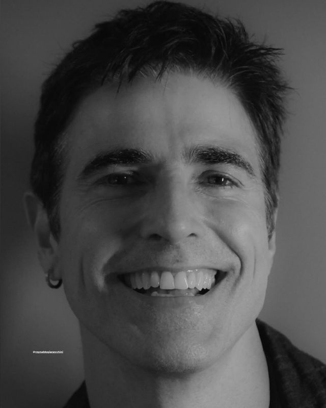 Bacalhau assado servido com legumes em prato fundo branco