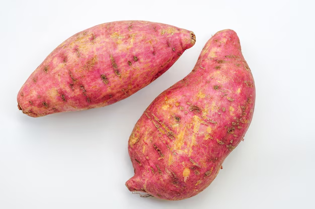 Dois corações vermelhos em um fundo rosa, um com o símbolo de Áries em formato de “V” curvado e outro com o símbolo de Capricórnio semelhante a um “N” estilizado com uma curva inferior, com um sinal de adição preto entre eles