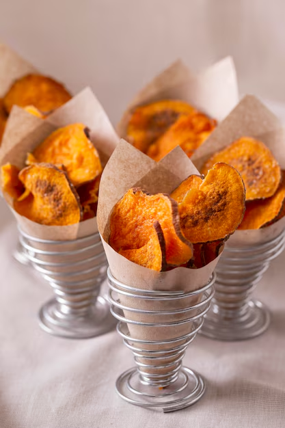 Dois corações vermelhos em um fundo rosa, um com o símbolo de Áries em formato de “V” curvado e outro com o símbolo de Escorpião que parece um “M” com uma cauda curva e uma ponta voltada para cima, com um sinal de adição preto entre eles