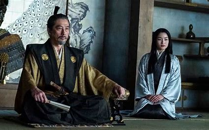 Sacos transparentes e potes com alimentos armazenados no congelador, no pote há um rosto feliz