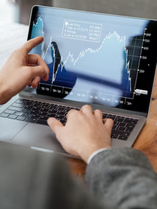 Panela preta com risoto de cogumelo com ervilha em cima de uma tábua de madeira