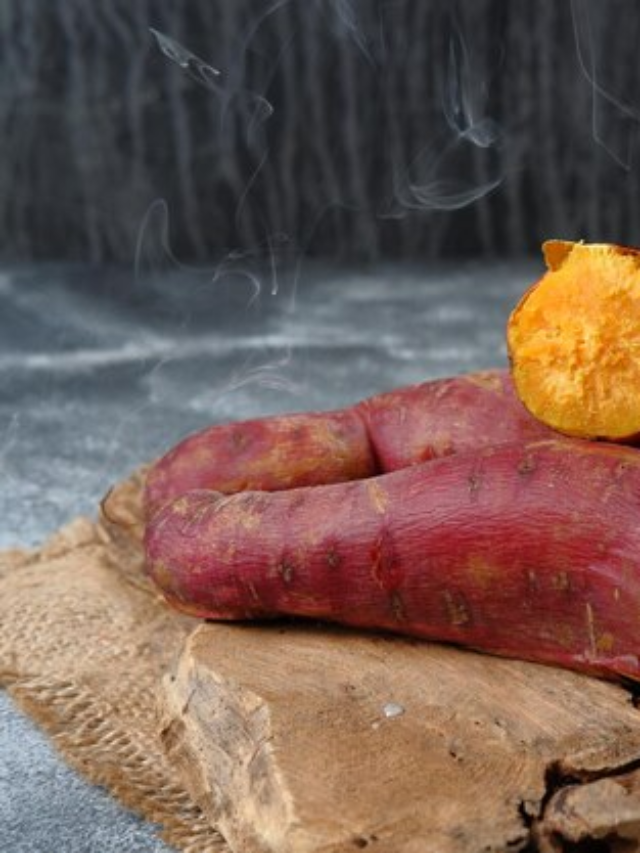 Dois corações vermelhos em um fundo rosa, um com o símbolo de Áries em formato de “V” curvado e outro com o símbolo de Sagitário que lembra uma seta apontando para cima com uma linha cruzando sua haste, com um sinal de adição preto entre eles