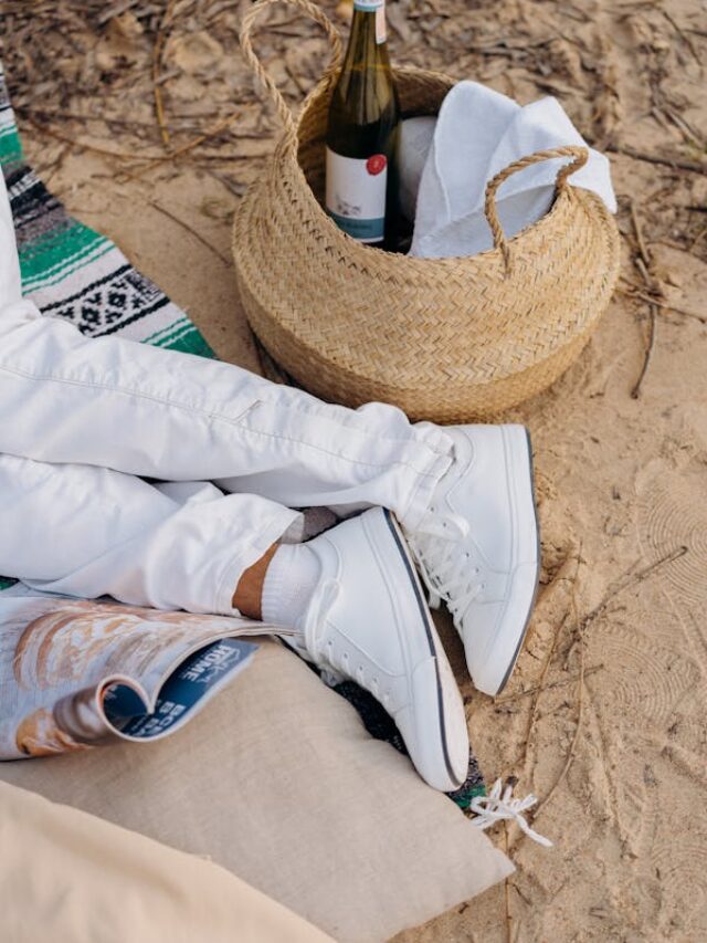 Personagens da série 'The White Lotus' andando na praia 