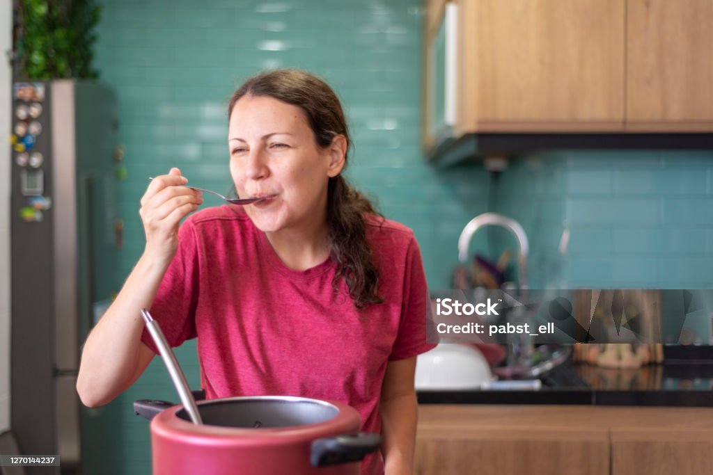 Ilustração do signo de Virgem com a figura de uma mulher dourada, adornada com uma coroa e colar, cercada por uma moldura clássica