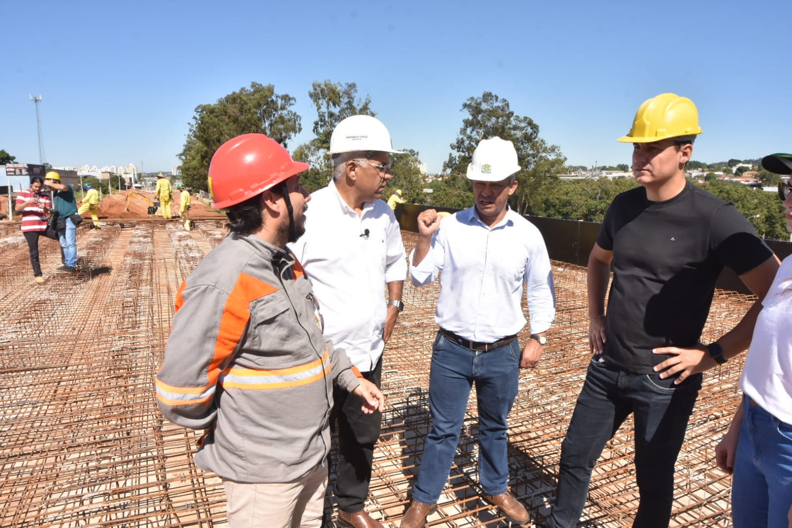 prefeito Rogério e secretário Denes Pereira vistoriaram obra do viaduto da Avenida Castelo Branco na última sexta-feira (24). Foto: Walter Peixoto