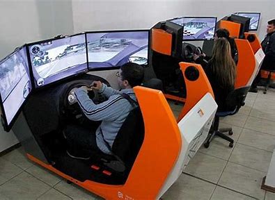 4 homens no palco fazendo show 