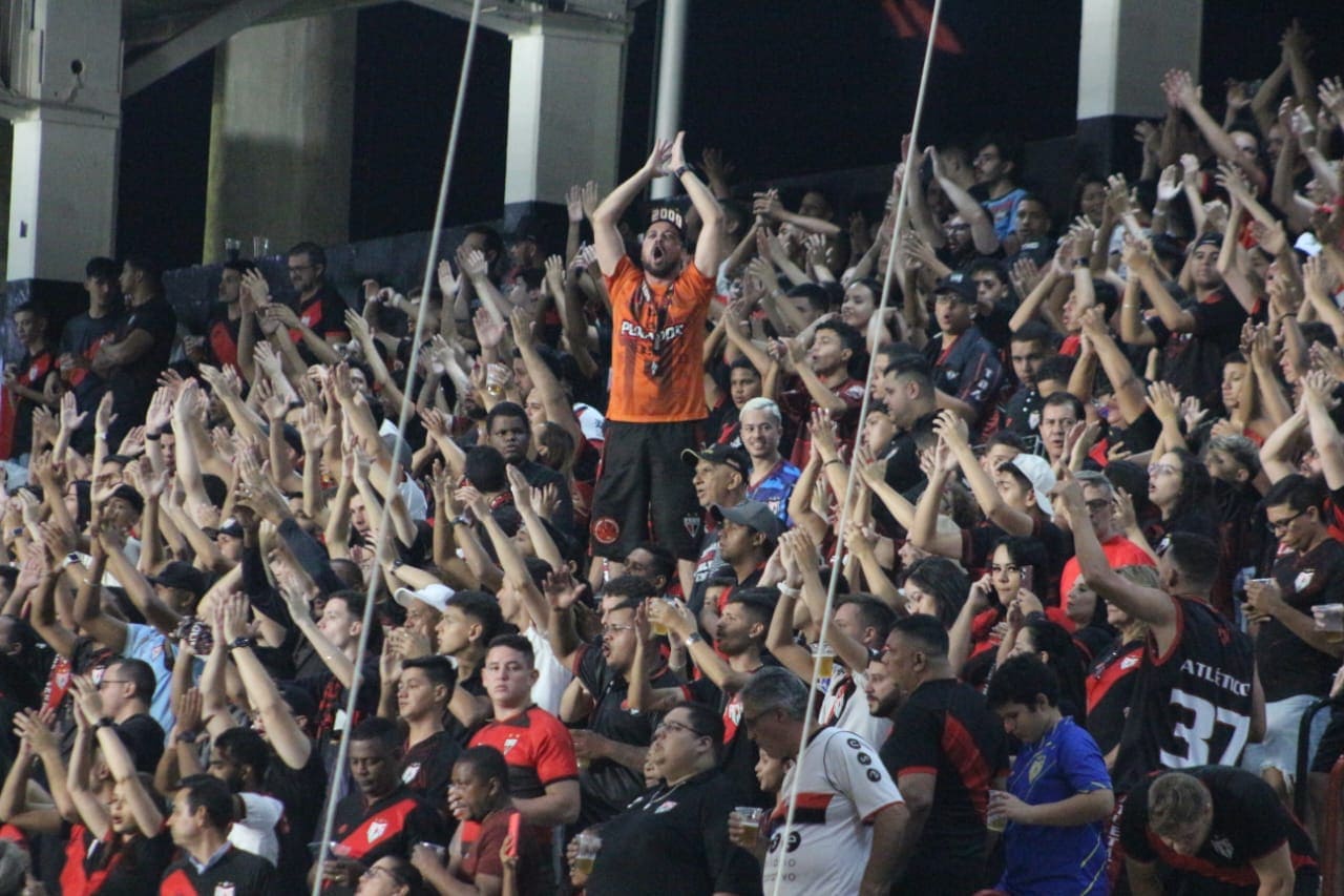 Escritório decorado com tons de azul e moveis brancos
