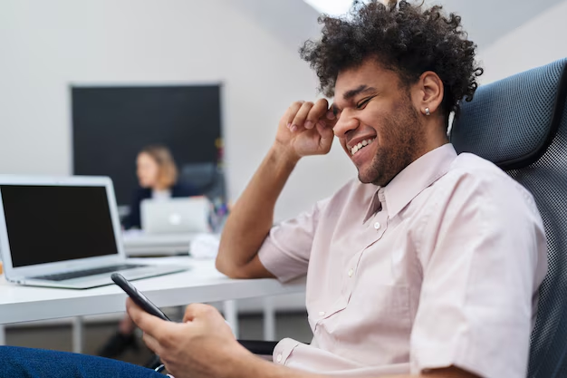 Ilustração do signo de Escorpião, contendo traço branco em forma de "m" com seta ao final, sobre fundo cinza com círculo preto dividido ao meio em dois tons.