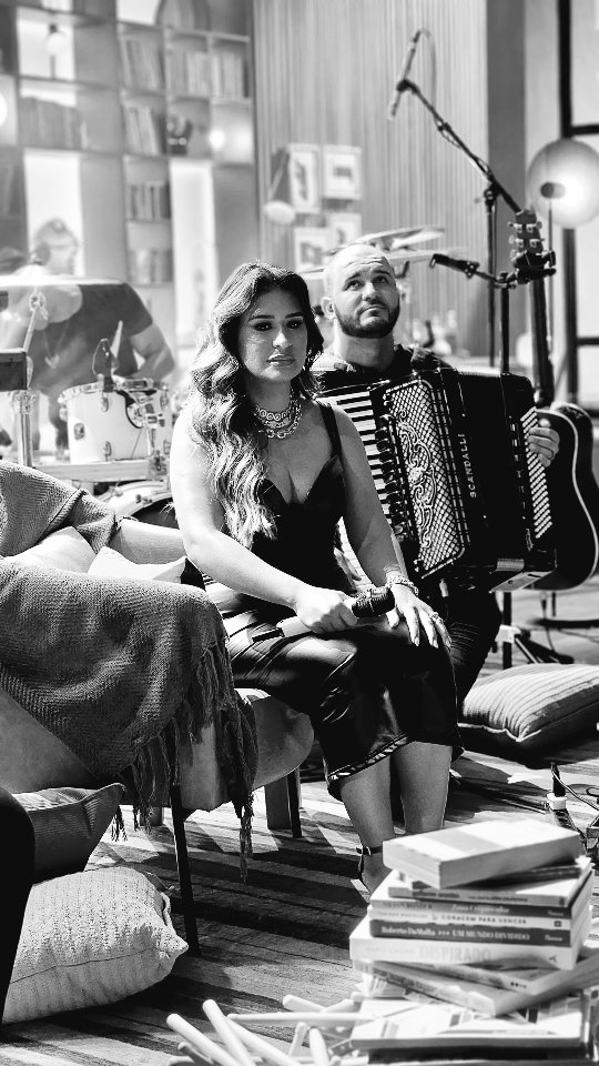 Homem com o cabelo trançado e usando faixa na cabeça na cor branca e com o número 10 em dourado