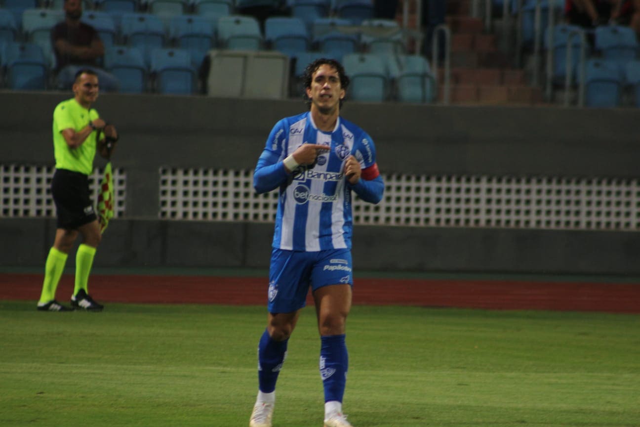 Ilustração de um vidro de vacina e atrás dele a seringa de aplicação ambos em tons de azul em um fundo roxo