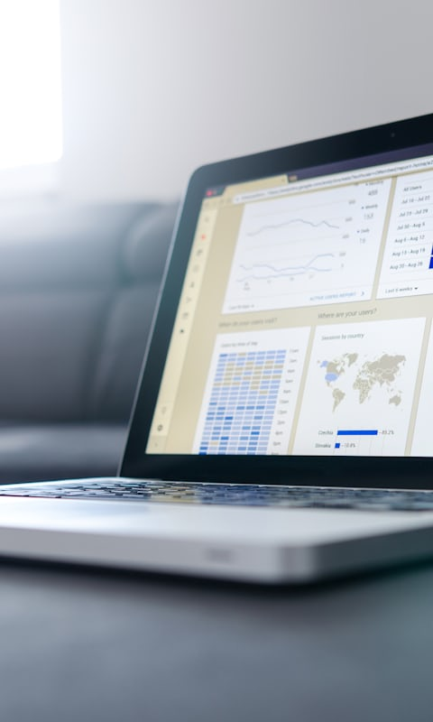 Pôster de série com o rosto de nove personagens da série Andor