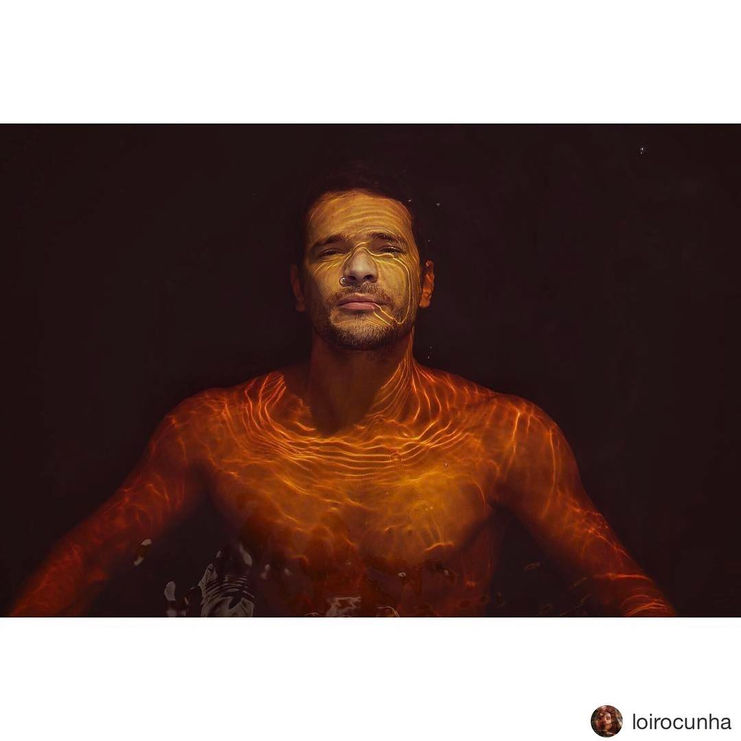 Ilustração do signo de capricórnio em um fundo cinza