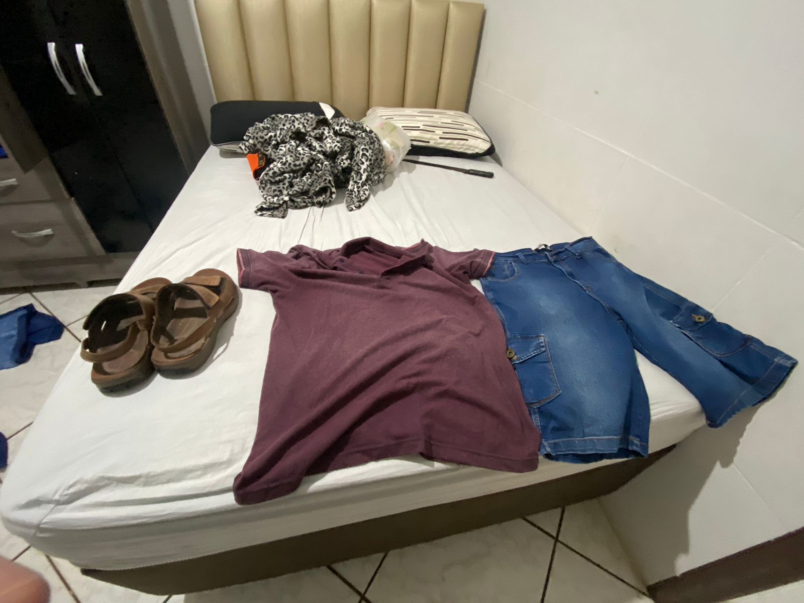 imagem de ambiente externo com teto de vidro cinza