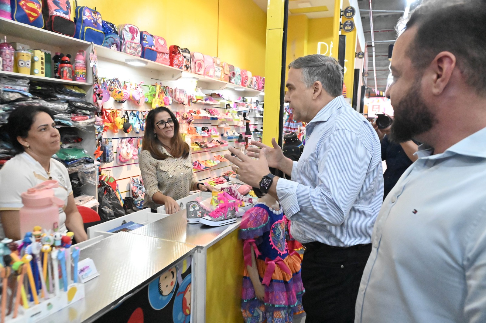 Sandro Mabel ouve demandas dos comerciantes da 44. Foto: Divulgação