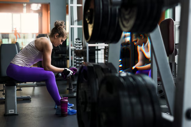 Protagonistas olhando para foto assustados na capa da série "Baseado numa história real"