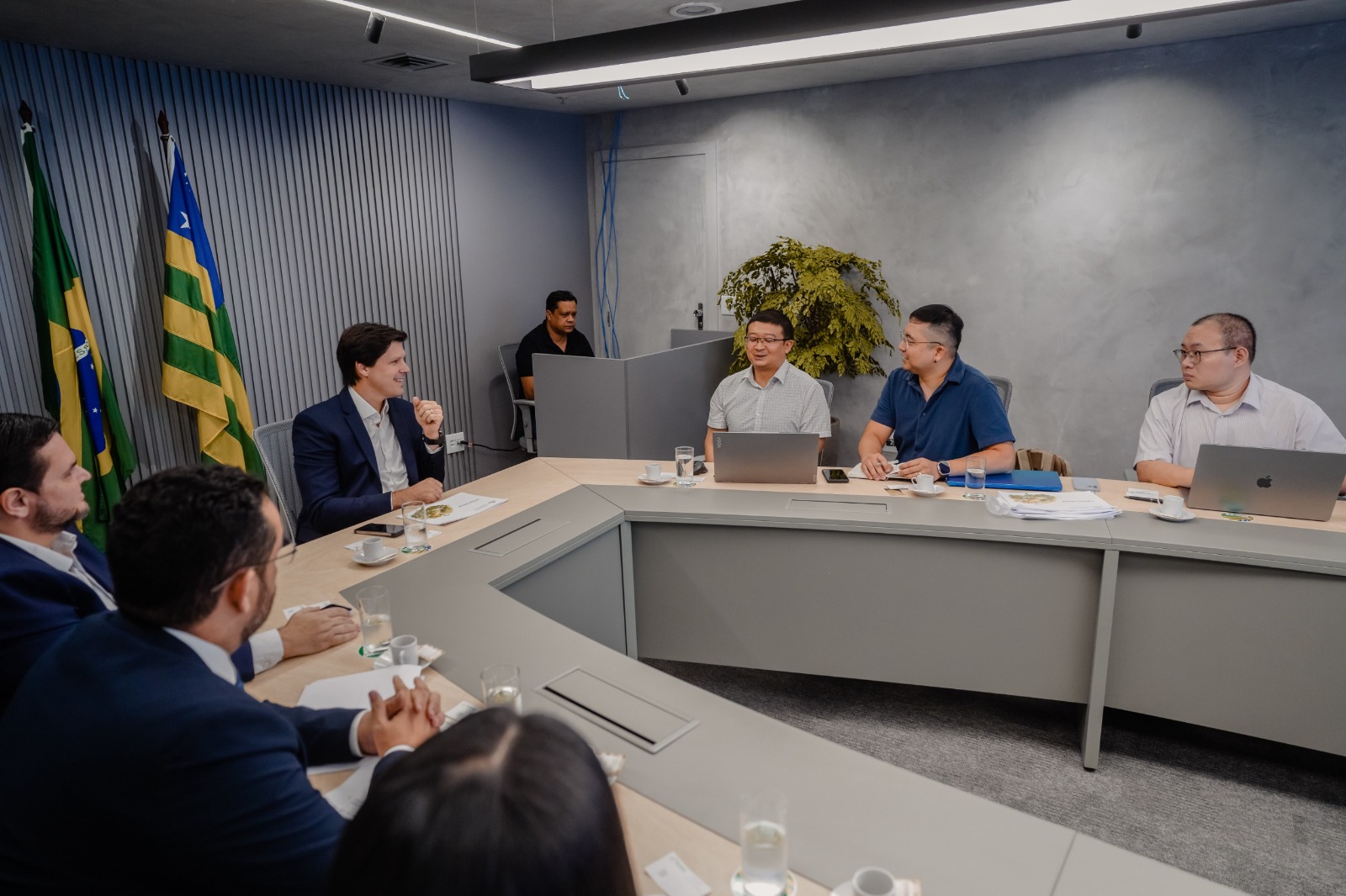 Capa de livro branca com título e nome do autor e peças de quebra-cabeça coloridas espalhadas na capa